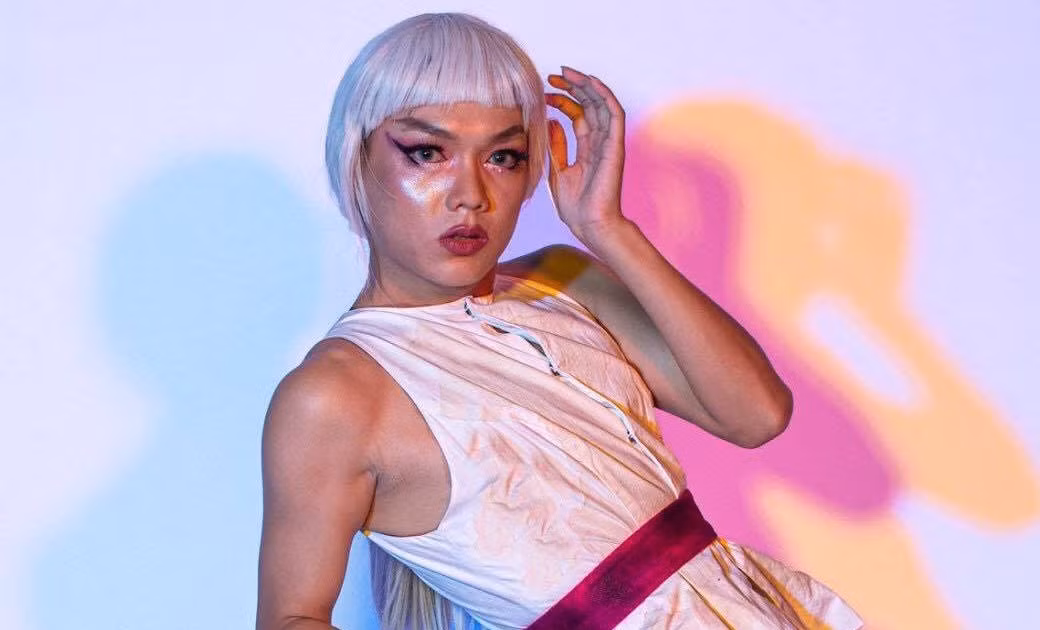 Tuy nhiên, dù nhận về không ít bình luận tiêu cực song "thánh chửi" Phạm Thoại vẫn rất tự tin khi chứng minh mình là người phá bỏ mọi định kiến, quy luật về thời trang.