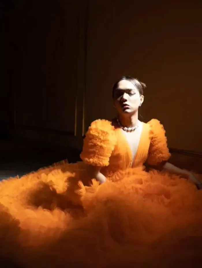 Với công thức thời trang "quái dị" và "lạ lùng", những bộ cánh mà hiện tượng mạng Phạm Thoại diện đều mang đến hiệu ứng truyền thông cực lớn.