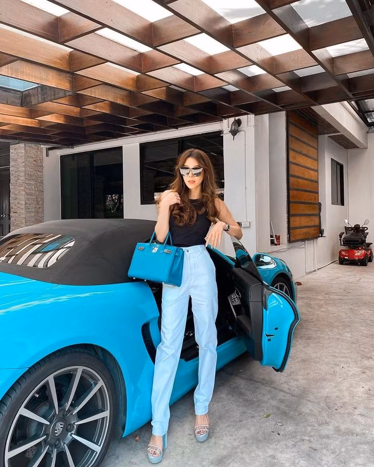 Theo tìm hiểu, danh tính hot girl với dàn siêu xe chẳng kém đại gia đình đám như Minh Nhựa, Cường Đô La có tên Annie Puzzle, tên thường gọi là Victoria.