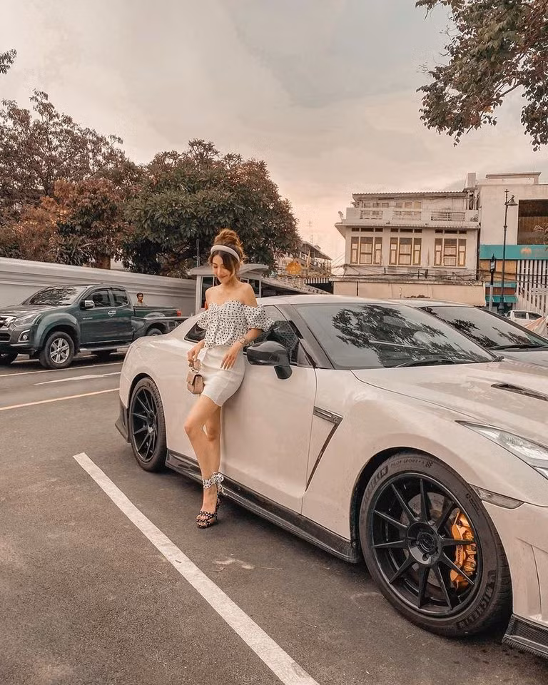 Nói về khối gia tài toàn siêu xe của mình, hot girl lai Victoria chia sẻ:"Gia đình mình có 80 chiếc ô tô trong đó có cả Lamborghini, Bugatti, Roll Royce. Motor cũng có 30 chiếc có cả BMW, Ducati, 5 chiếc Harley Davidson"