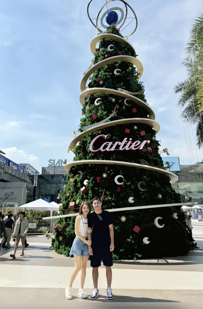 Đức Huy và Huyền Trang thoải mái đăng ảnh chụp chung, thể hiện tình cảm với nhau.