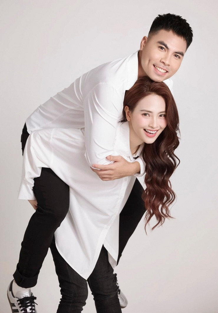 Huyền Trang tiết lộ cô và Đức Huy quen nhau qua mạng xã hội. Cô là người chủ động nhắn cho Đức Huy hồi tháng 4/2020 để mời anh tham gia một chương trình.