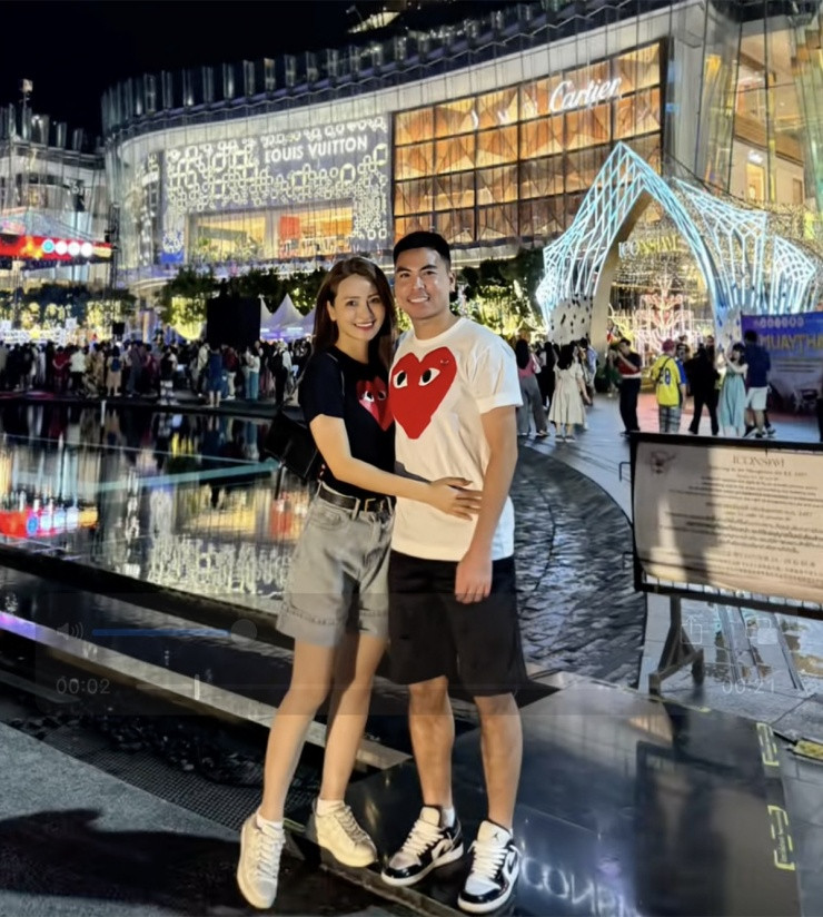 Dịp 8/3, Đức Huy và Huyền Trang công khai bộ ảnh chụp chung mang phong cách Arab.