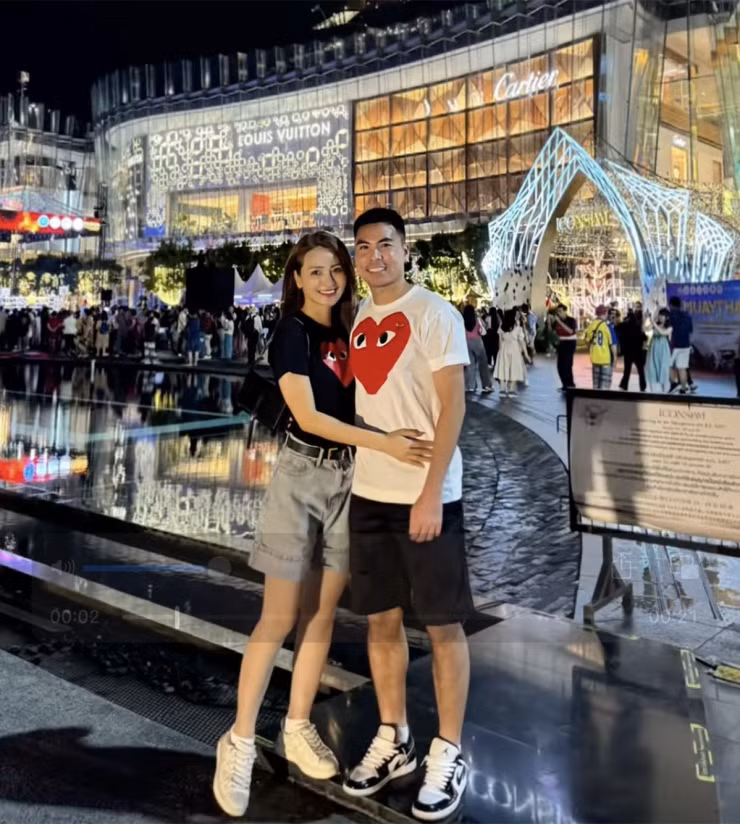 Dịp 8/3, Đức Huy và Huyền Trang công khai bộ ảnh chụp chung mang phong cách Arab.