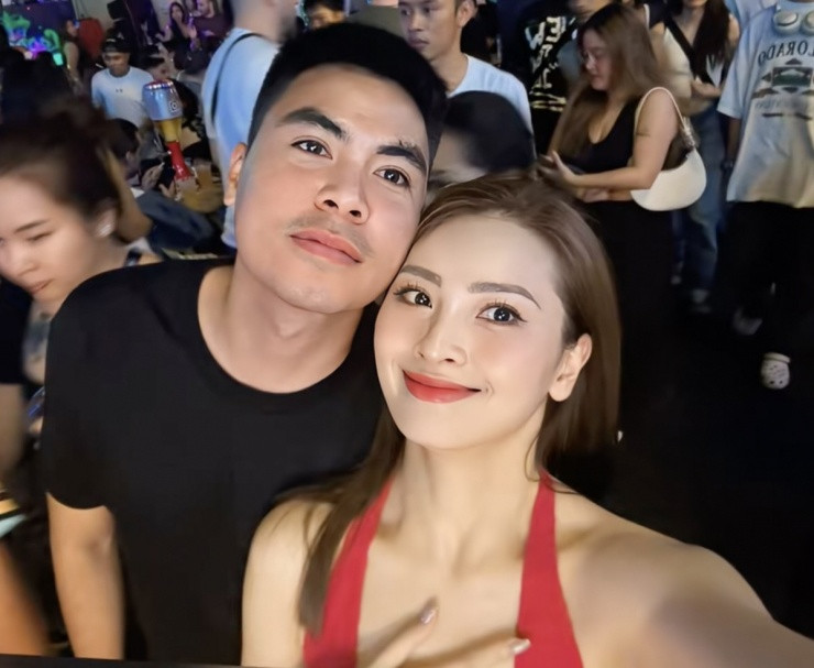 Nhân dịp 8/3, tiền vệ người Hải Dương mua tặng bạn gái một lọ nước hoa cao cấp. Trong khi đó, nữ MC cũng tặng bạn trai một lọ nước hoa nhân dịp Valentine trắng 14/3.