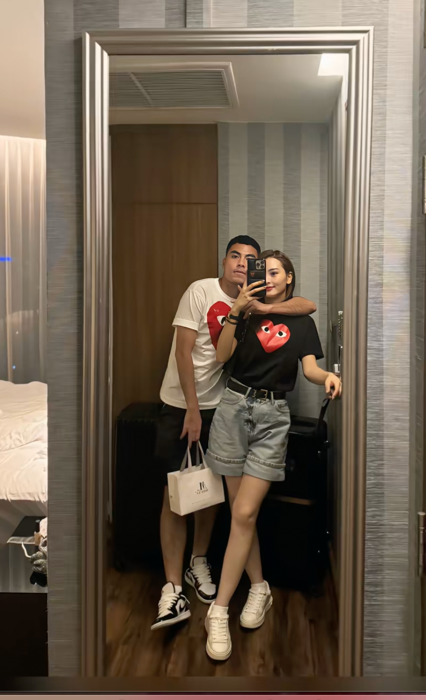 Đức Huy và MC Huyền Trang Mù Tạt mặc áo đôi có in hình trái tim trước ngực, chụp ảnh check-in tại nhiều địa điểm ở Bangkok. Nhiều người khen cầu thủ CLB Bình Định và nữ MC VTV đẹp đôi, trai tài - gái sắc.