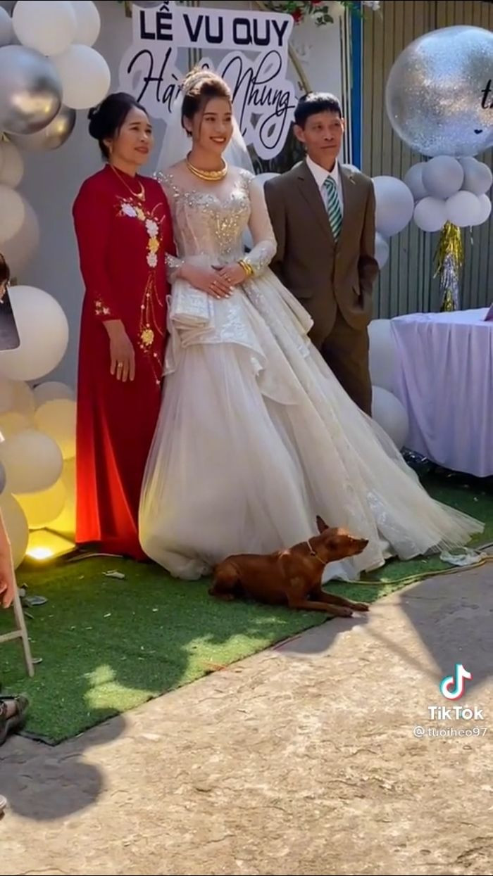 Cô dâu xinh đẹp cũng đăng video kèm với caption: "Sắp xa nhau rồi, cho chụp chung tấm hình coi".