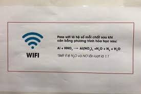Dưới phần đăng tải hình ảnh màn đặt mật khẩu wifi bá đạo, không ít các dân mạng đã để lại ý kiến như: "Mấy cái đề này dễ mà, áp dụng công thức là ra, nhưng công thức nào thì mình không biết!" hay "Tưởng dễ ăn mà ăn không dễ. Mình xin phép từ bỏ cuộc chơi và quay về với 4G thân yêu!".