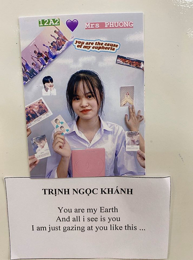 Trong bộ ảnh kỷ yếu của mình, mỗi thành viên lớp 12A2 đứng ở 1 background tường trắng, xung quanh là loạt phụ kiện chuẩn fan Kpop như lighstick, gấu bông, stiker... và đặc biệt là dòng chú thích cực bá đạo.