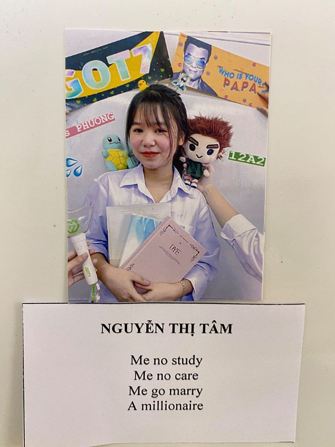 Những dòng chú thích dưới tên của các thành viên trong bộ ảnh kỷ yếu của lớp 12A2 là điều khiến nhiều người chú ý.