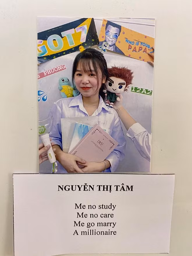 Những dòng chú thích dưới tên của các thành viên trong bộ ảnh kỷ yếu của lớp 12A2 là điều khiến nhiều người chú ý.