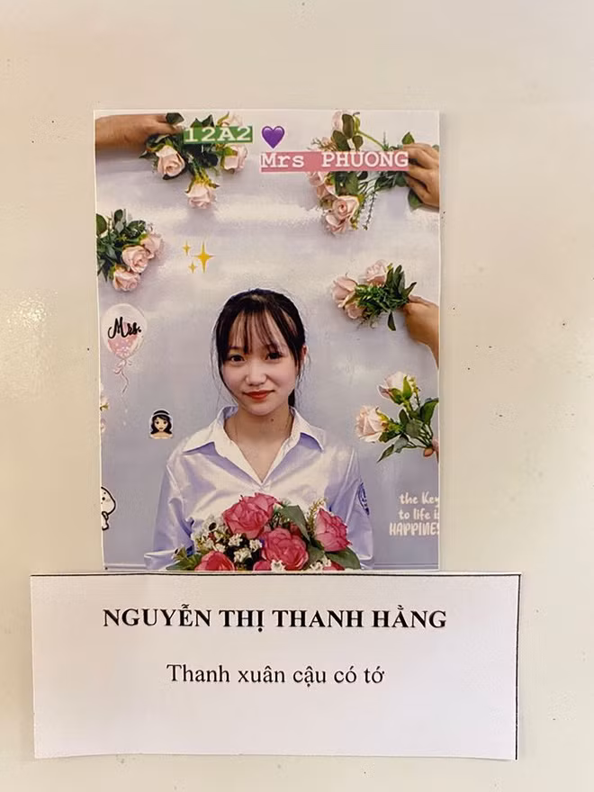 Một thành viên trong lớp 12A2 cho biết, ban đâu lớp chỉ định trang trí background tường bằng loạt phụ kiện Kpop mà các thành viên có. Tuy nhiên, lúc trang trí xong thấy đẹp quá nên cả lớp quyết định chụp luôn bộ ảnh kỷ yếu