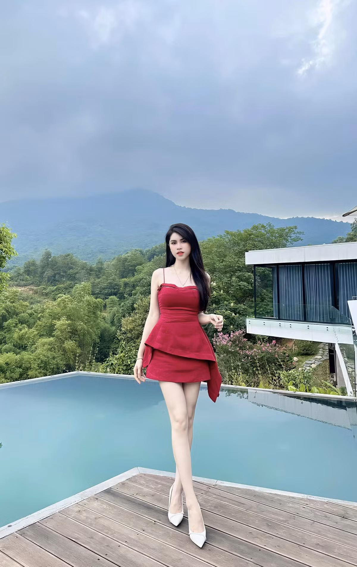 Hot girl Thái Bình gây chú ý khi sở hữu gương mặt xinh xắn, làn da trắng mịn cùng thân hình nóng bỏng.