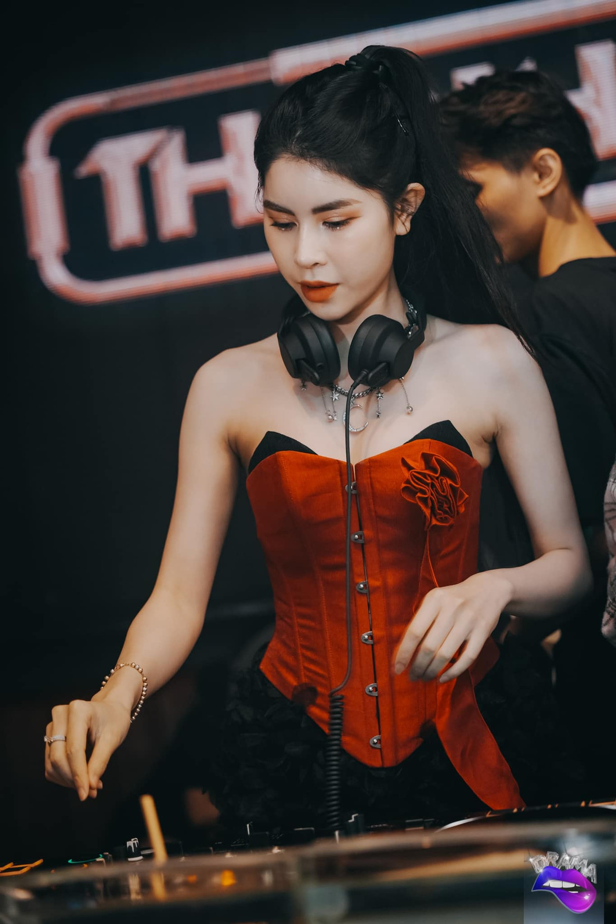 Duy trì việc tập luyện đều đặn mỗi ngày kết hợp cùng chế độ ăn uống khoa học giúp body của Thanh Trà săn chắc, loại bỏ mỡ thừa để vòng 1, vòng 3 đầy đặn và vòng eo thon gọn, săn chắc.