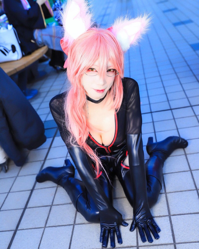 Nhiều người nghĩ rằng, @Makina_Jeanne là con gái "xịn" nhưng mới đây, theo Odditycentral tiết lộ, cosplayer quyến rũ trên lại là nam giới và bị mê hoặc bởi xu hướng cosplay phóng cách nữ tính.