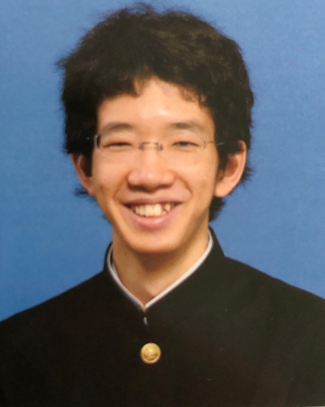 Để khiến mình trông giống con gái, @Makina_Jeanne sử dụng các thủ thuật trang điểm, đội tóc giả và mang ngực giả bằng silicon.