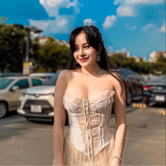 Cụ thể, trên fanpage quy tụ nhiều netize, "chủ thớt" (chủ bài viết) có đăng tải hình ảnh và dòng trạng thái như: "Sau khi xem 1 vài video của các idol thế hệ mới thì nhiều người đã quay xe và nghĩ mình ngày xưa đã quá khắt khe với bà Tưng...