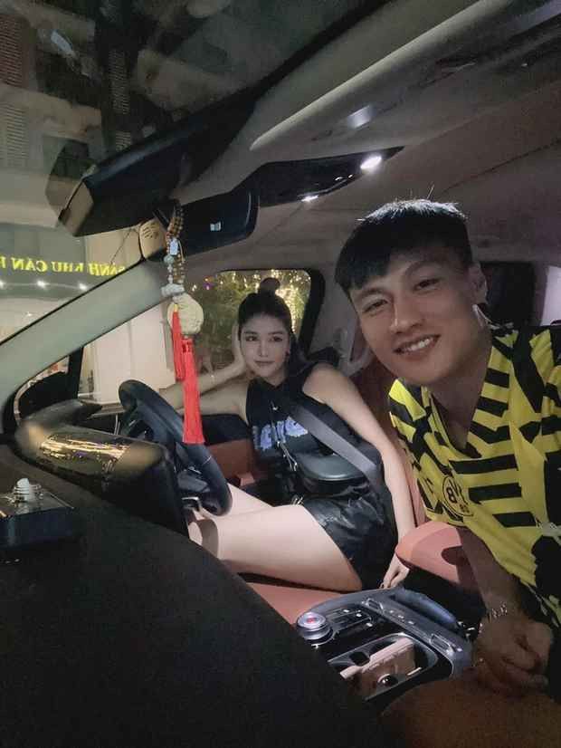 Sau đó, tiền đạo thuộc biên chế CLB Bình Định còn vui vẻ chia sẻ trên mạng xã hội mình “về nhà làm ông bố đảm”.