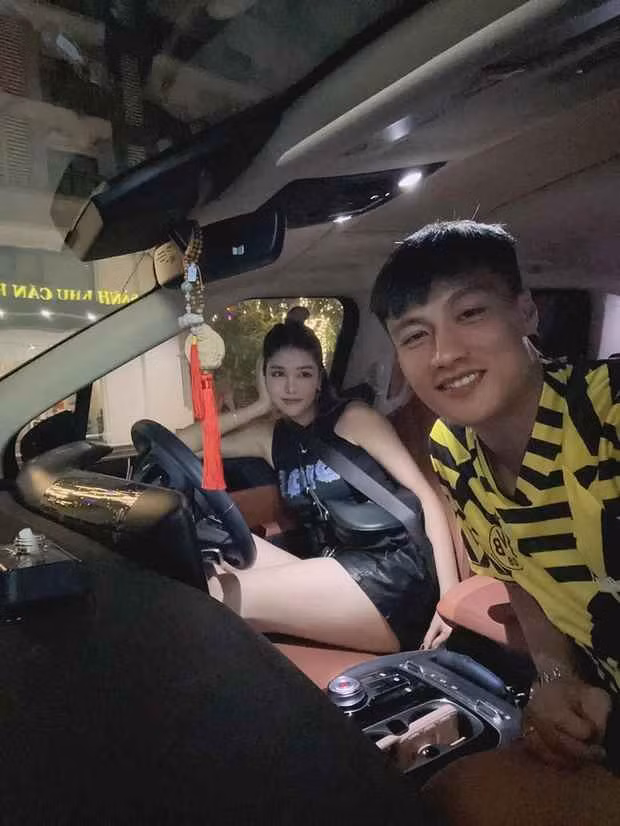 Sau đó, tiền đạo thuộc biên chế CLB Bình Định còn vui vẻ chia sẻ trên mạng xã hội mình “về nhà làm ông bố đảm”.