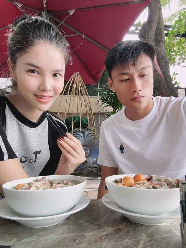 Bé Tỏi và Dưa Hấu (biệt danh) con trai của Hồng Quân rất thích thú với món mì Ý của bố làm.