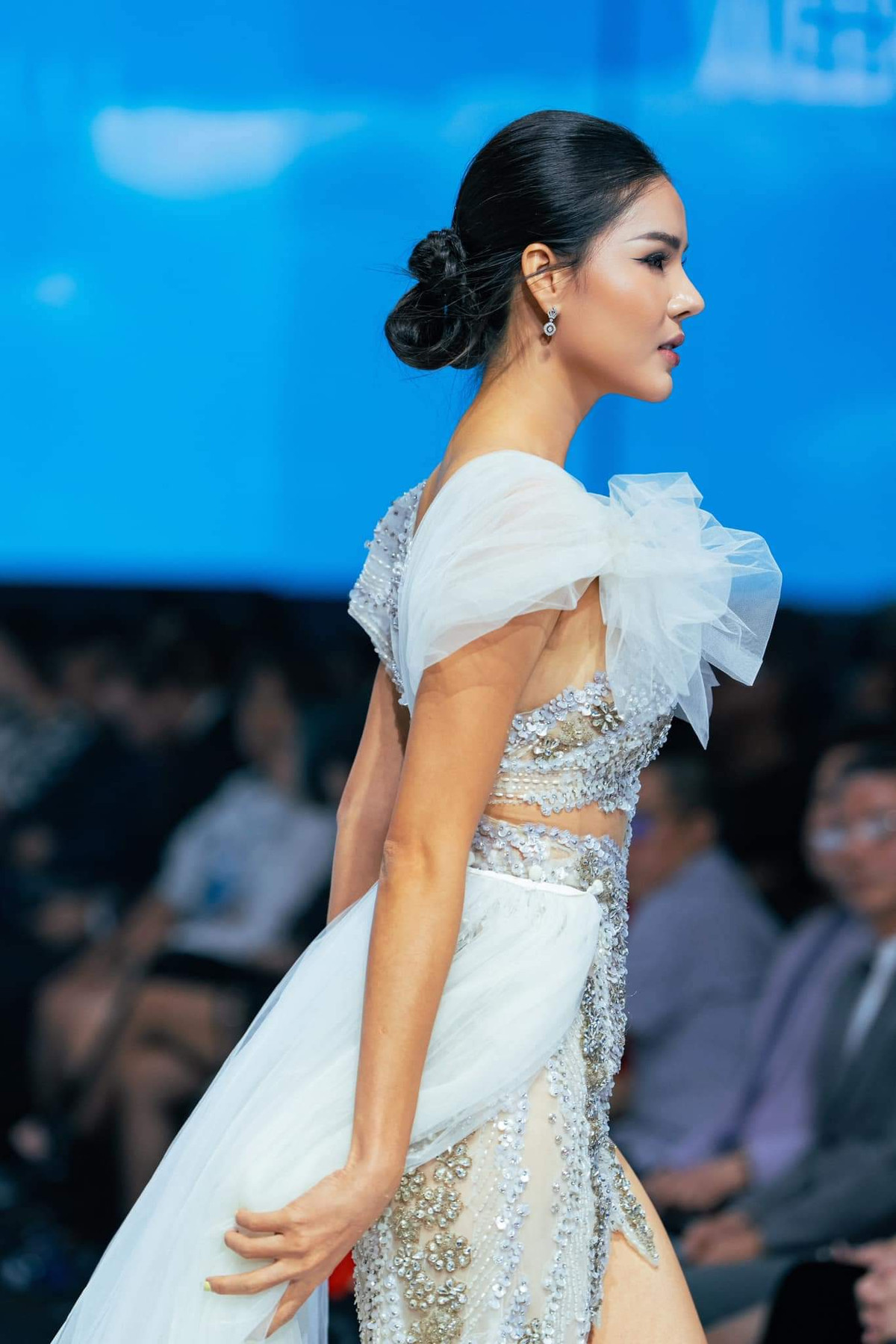 Về phía dân mạng, họ động viên Kỳ Hân hãy tích cực hoạt động showbiz, tiếp tục theo đuổi đam mê catwalk như trước đây.