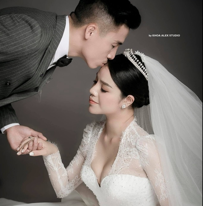 Nhờ sự thông minh cùng kiến thức kinh doanh có được sau quá trình du học, Khánh Linh tiếp quản khá tốt công việc kinh doanh của cha mẹ, đồng thời là quản lí của 1 khách sạn nổi tiếng thuộc Bắc Ninh.