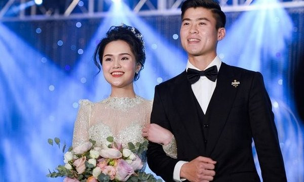 Quỳnh Anh – Duy Mạnh vốn nổi tiếng là cặp đôi cực tình cảm, không ngần ngại công khai những bức hình, status mùi mẫn dành cho đối phương trên mạng xã hội. Cô nàng là con gái của cựu Chủ tịch CLB Sài Gòn FC - ông Nguyễn Giang Đông, đồng thời là em vợ tiền vệ Văn Quyết.