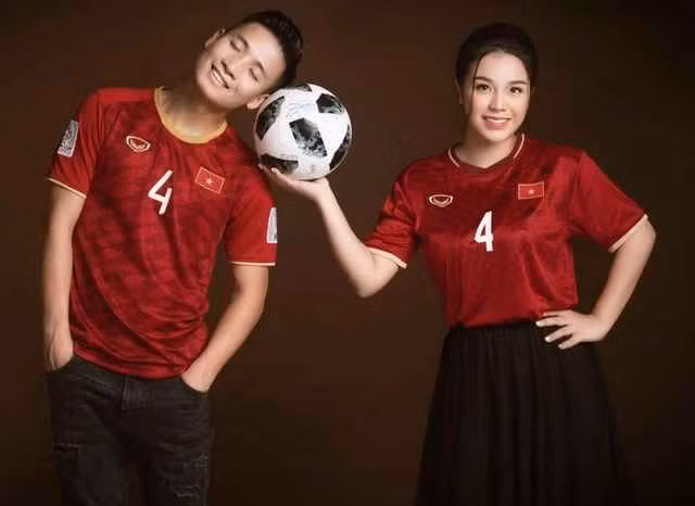 Bà xã Bùi Tiến Dũng từng du học tại Singapore và có trong tay tấm bằng Quản trị Kinh doanh của trường MDIS Business School.