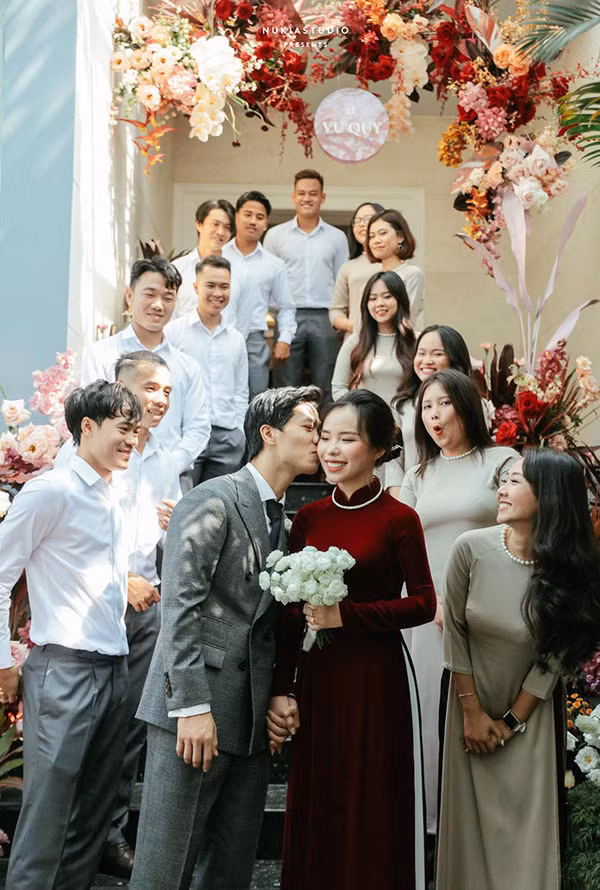 Năm 2020, hôn lễ của tiền đạo đội tuyển Việt Nam là Nguyễn Công Phượng và bạn gái Tô Ngọc Viên Minh từng làm tốn không ít giấy mực của giới báo chí. Lúc bấy giờ, cô nàng gây ấn tượng nhờ gương mặt xinh xắn, nụ cười toả nắng cùng thành tích học tập đáng nể.