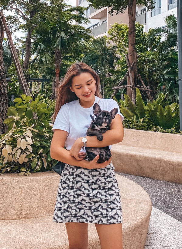 Có lẽ, chính vì cách dạy con đó của ba mẹ Linda mà hiện tại chỉ mới 22 tuổi, cô nàng đã “cá kiếm” được hơn 400 triệu mỗi tháng chỉ nhờ xây dựng nội dung trên các nền tảng mạng xã hội như TikTok và YouTube.