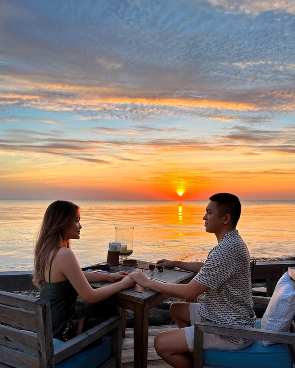 “Đợt đó thì ba mẹ mình bỏ cho mình số tiền rất lớn để mình đi du học Thụy Sĩ. Nhưng mình lại về Việt Nam và quyết định làm ngành khác nên ba mẹ mình rất phản đối”, Linda bộc bạch.