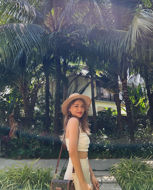 Đó thật sự là cú sốc đầu đời của mình. Mình nhớ đợt đó con của bạn bè bố mẹ mình nói là “Ôi nhà mày giàu lắm”, mình lập tức phủ nhận chuyện này vì cho rằng gia đình đang khó khăn, ai ngờ mình bị lừa”. Linda Ngô cho biết thêm.