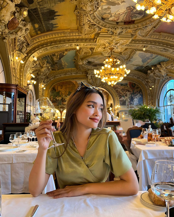 Cụ thể, trong một đoạn clip được cô nàng đăng tải trên trang cá nhân, Linda tiết lộ, bản thân không biết là nhà mình giàu cho đến khi cô 10 - 11 tuổi. Vì từ nhỏ sống với mẹ ở Nga, mẹ dạy Linda tính tiết kiệm, không được tiêu xài hoang phí.