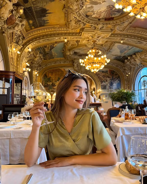 Cụ thể, trong một đoạn clip được cô nàng đăng tải trên trang cá nhân, Linda tiết lộ, bản thân không biết là nhà mình giàu cho đến khi cô 10 - 11 tuổi. Vì từ nhỏ sống với mẹ ở Nga, mẹ dạy Linda tính tiết kiệm, không được tiêu xài hoang phí.