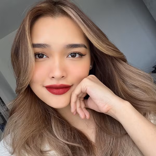 Linda Ngô chia sẻ: “Tới tầm 10 - 11 tuổi, mình vẫn không hề biết gia đình mình có điều kiện. Trước đó sống cùng mẹ ở Nga, mẹ lúc nào cũng bảo phải tiết kiệm, gia đình khó khăn về tiền nong lắm. Rồi một ngày mình về Việt Nam và nhận ra gia đình có một tòa khách sạn...