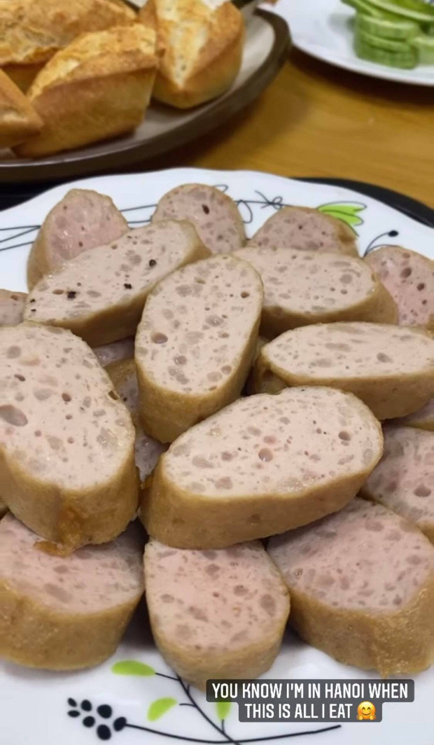 Nếu theo dõi rich kid Tiên Nguyễn từ lâu, ắt hẳn nhiều người sẽ biết tình cảm đặc biệt của cô nàng dành cho các món bình dân Việt, sẵn lòng lê la vỉa hè để tìm hàng ngon ăn .