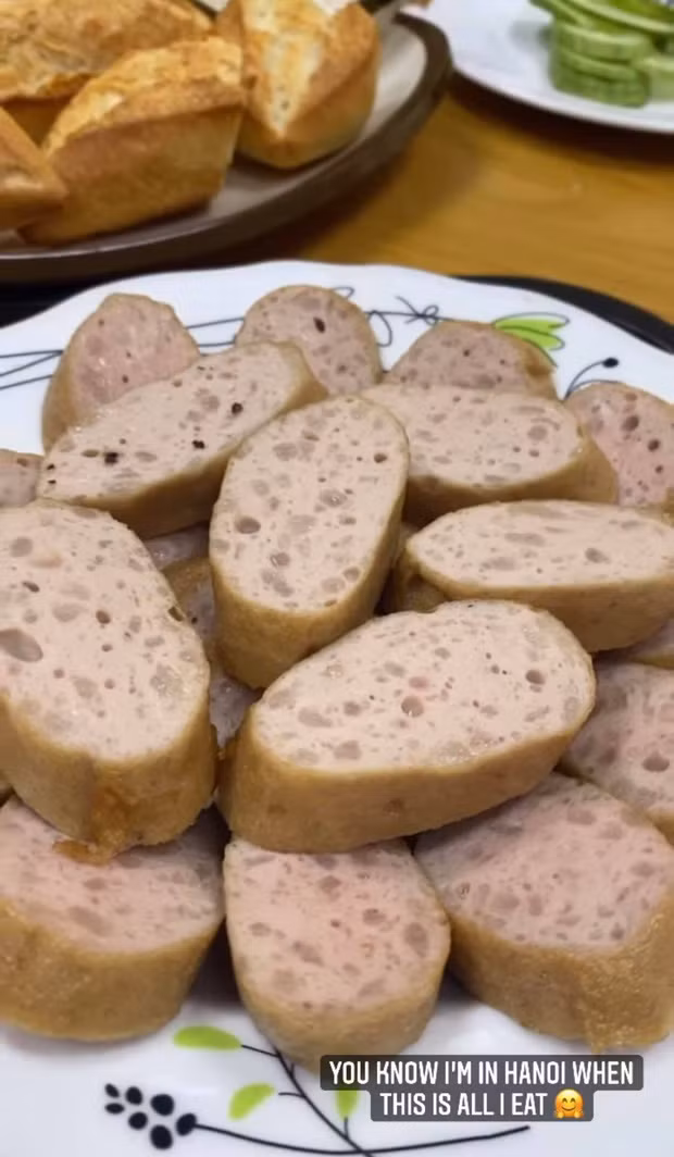 Nếu theo dõi rich kid Tiên Nguyễn từ lâu, ắt hẳn nhiều người sẽ biết tình cảm đặc biệt của cô nàng dành cho các món bình dân Việt, sẵn lòng lê la vỉa hè để tìm hàng ngon ăn .