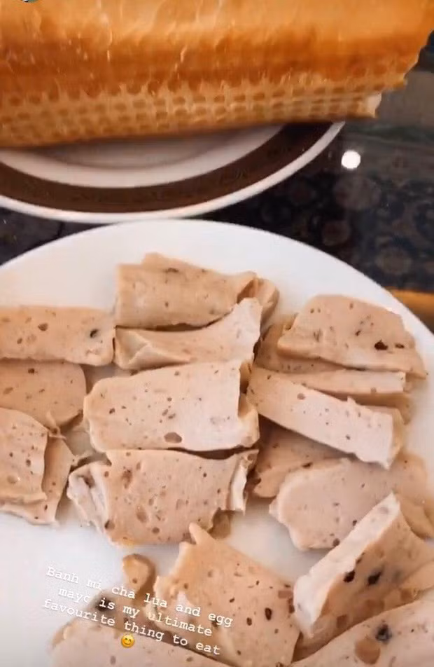 Trong chuyến công tác Hà Nội vừa xong, thêm 1 lần Tiên Nguyễn chia sẻ về món dân dã cô yêu thích bậc nhất: chả.