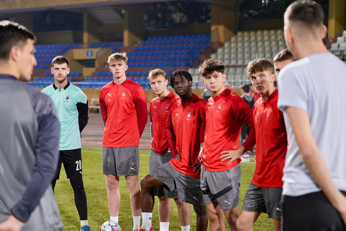 Trận đấu giao hữu giữa CAHN với SK Slavia Praha diễn ra lúc 19h ngày 18/12.