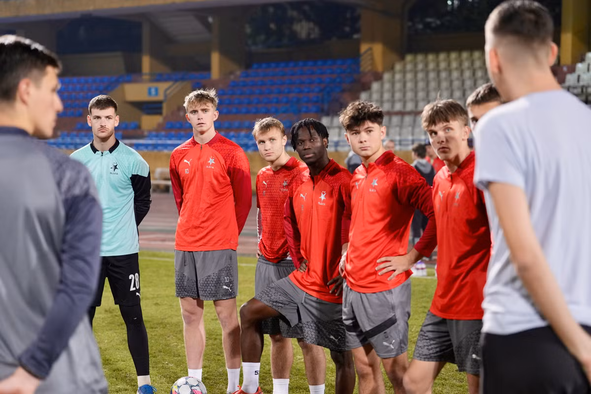 Trận đấu giao hữu giữa CAHN với SK Slavia Praha diễn ra lúc 19h ngày 18/12.