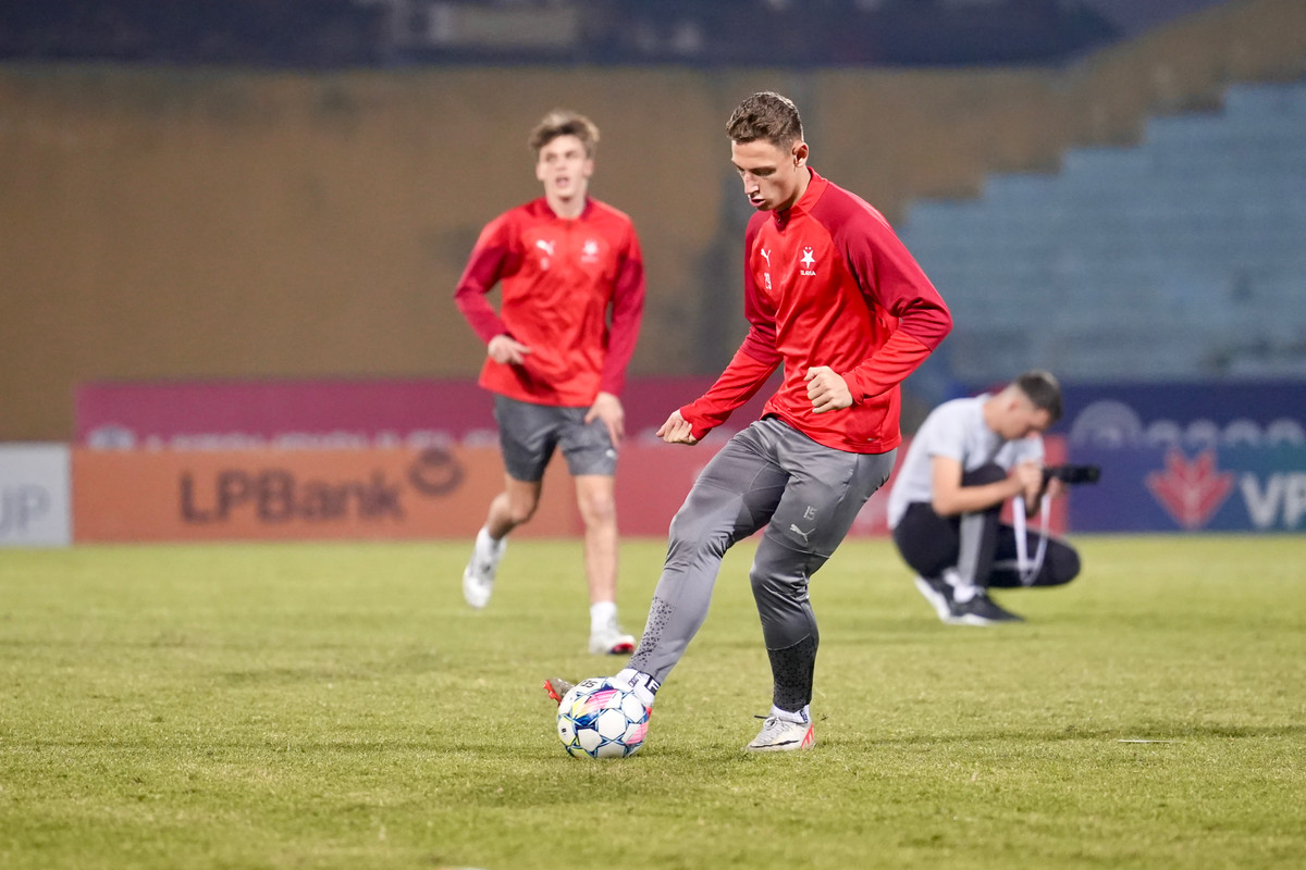 Trận đấu diễn ra với tinh thần trong bầu không khí sôi nổi và giàu tính gắn kết giữa các thành viên hai đội