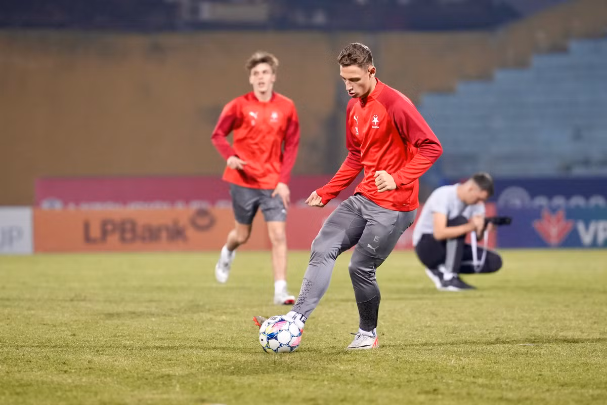 Trận đấu diễn ra với tinh thần trong bầu không khí sôi nổi và giàu tính gắn kết giữa các thành viên hai đội