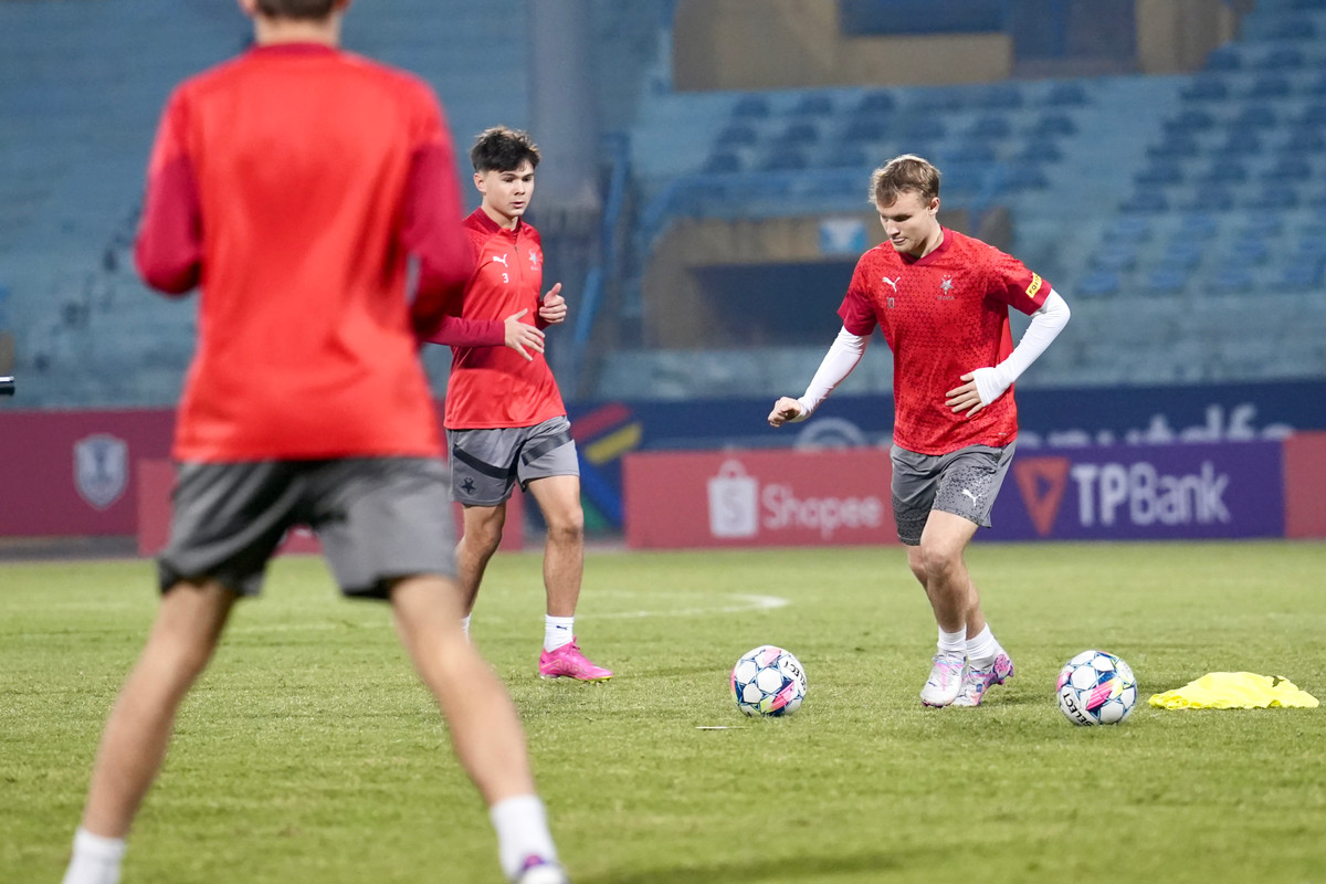 Ở buổi tập đầu tiên, các cầu thủ của đội khách chủ yếu tập các bài tập giãn cơ nhằm giải phóng sức ỳ sau chuyến bay dài.