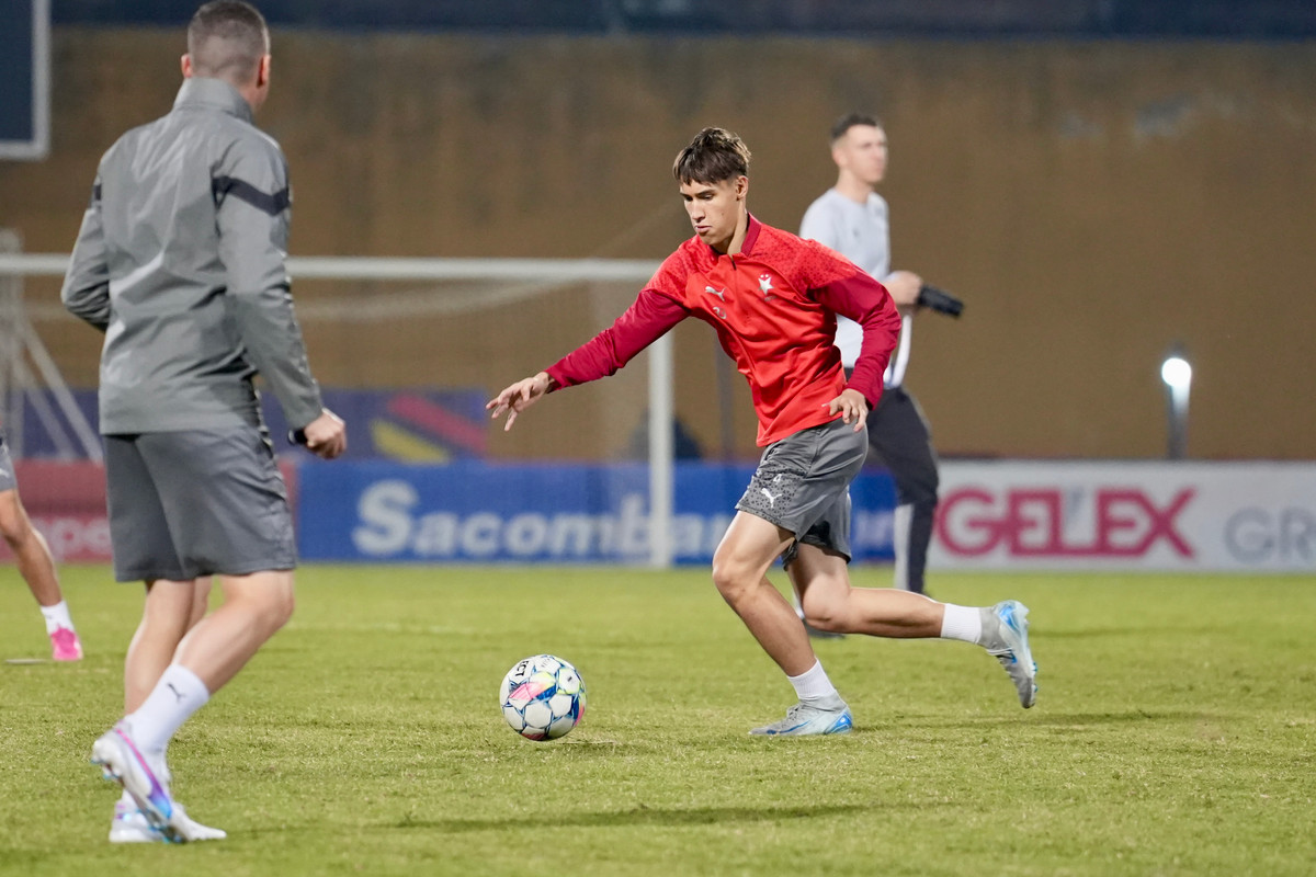 Theo kế hoạch, SK Slavia Praha sẽ có một buổi tập nữa vào lúc 18h ngày 17/12.