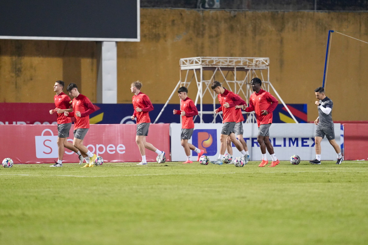 Ngay sau khi ổn định tại nơi lưu trú, SK Slavia Praha đã được BTC bố trí buổi tập luyện đầu tiên tại sân Hàng Đẫy.