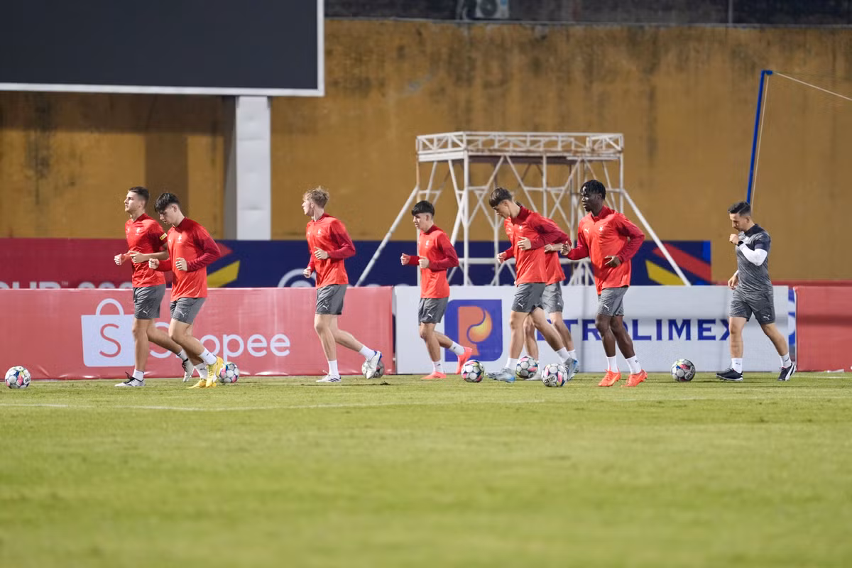 Ngay sau khi ổn định tại nơi lưu trú, SK Slavia Praha đã được BTC bố trí buổi tập luyện đầu tiên tại sân Hàng Đẫy.