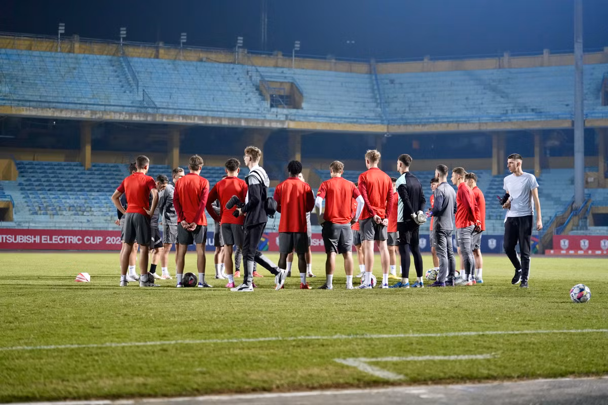 Như trang chủ của CAHN đã đưa tin, đội bóng này sẽ có trận giao hữu với SK Slavia Praha vào ngày 18/12 tới đây. Để chuẩn bị cho trận đấu, nhóm đầu tiên của đội bóng đến từ CH Séc đã có mặt tại Hà Nội vào trưa (16/12).