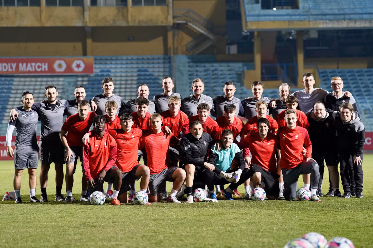 BHL cùng các cầu thủ SK Slavia Praha chụp ảnh lưu niệm tại SVĐ Hàng Đẫy.