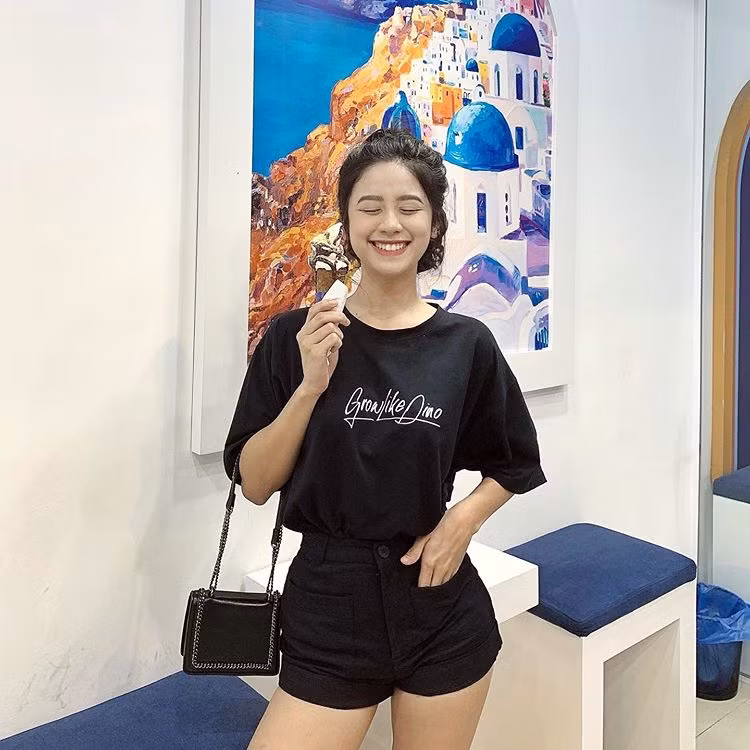 Không biết đây là hình ảnh do admin của Fanpage đăng tải hay là động thái mới nhất của cô nàng hậu tin đồn chia tay? Thế nhưng không thể phủ nhận, dù out nét bởi một người chụp hình không có tâm, nhan sắc của Hàn Hằng vẫn ngọt ngào.