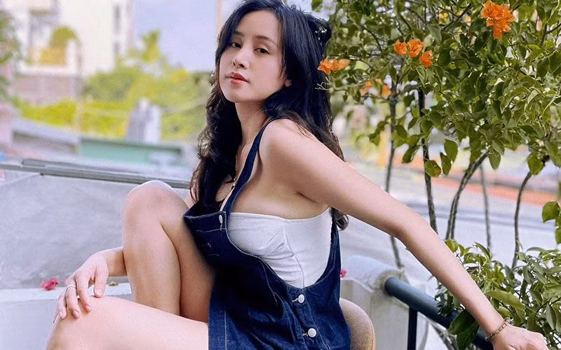 Những ngày thời tiết thất thường mưa rồi lại nắng, hot girl đình đám lựa chọn đồ chất cotton, denim... để trưng dụng cho thật tiện lợi.